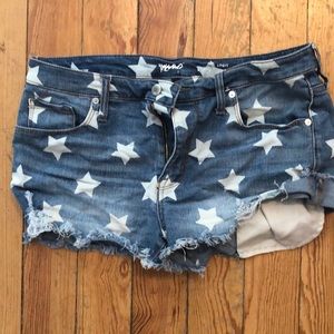 Star pattern cutoff jean shorts